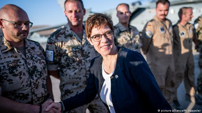 Verteidigungsministerin Kramp-Karrenbauer in Jordanien (picture-alliance/M. Kappeler)