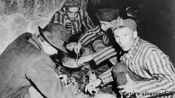 Κρατούμενοι στο στρατόπεδο Μαουτχάουζεν μετά την απελευθέρωση τους από αμερικανούς στρατιώτες