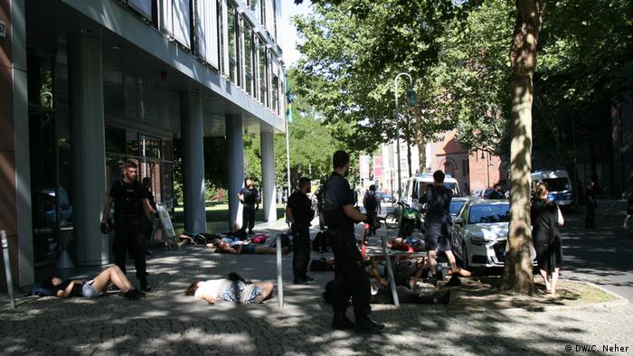 Em Berlim, alguns manifestantes deitaram em frente à embaixada