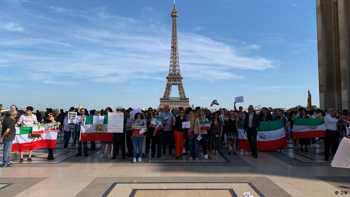 تجمع گروهی از ایرانیان در میدان حقوق بشر پاریس در اعتراض به سفر ظریف به فرانسه