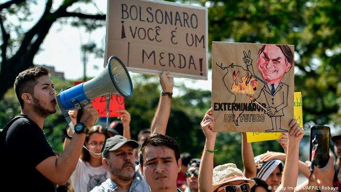 Em Cali, manifestantes protestaram em frente ao consulado brasileiro