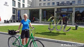 A voyage of discovery: The author in summer 2019 in front of the Prora Solitaire Hotel in Block II (Maike Grundwald)