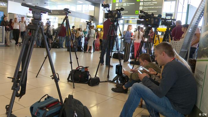 Журналисты ждут в аэропорту Киева