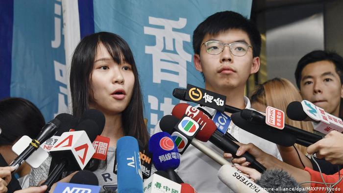 Hongkong Freilassung der Aktivisten Joshua Wong und Agnes Chow (picture-alliance/dpa/MAXPPP/Kyodo)
