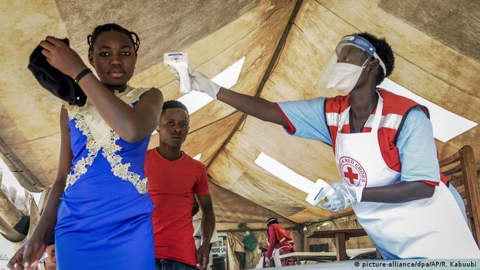 Uganda Mpondwe | Medizinisches Personal misst Temperatur - Ebola-Epidemie im Kongo (picture-alliance/dpa/AP/R. Kabuubi)