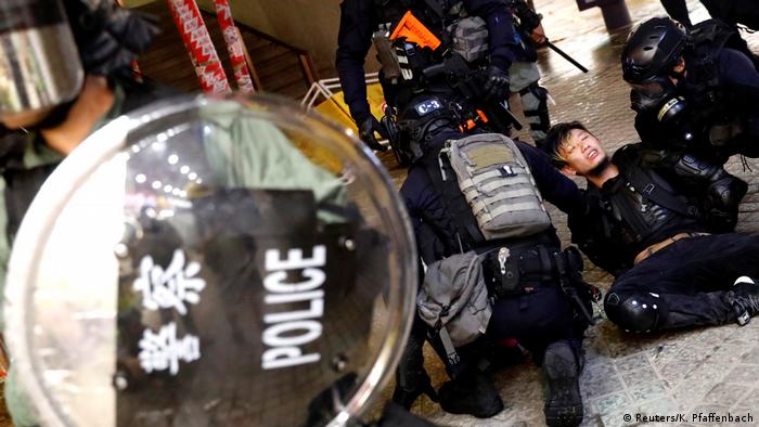 Hong Kong Erneut Zusammenstöße zwischen Polizei und Demonstranten (Reuters/K. Pfaffenbach)