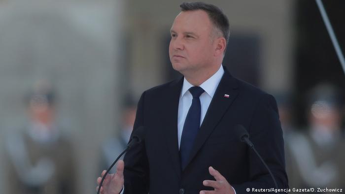 Въпреки острите критики от всички страни, полският президент Анджей Дуда подписа оспорвания закон 