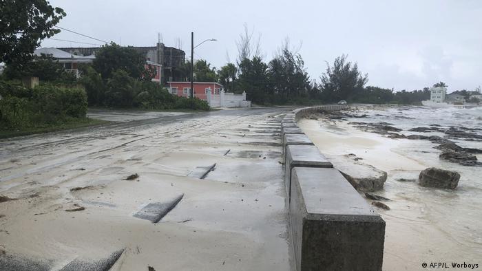 La arena de la costa se desplazÃ³ hasta las aceras en Nassau, Bahamas, debido a la violencia del huracÃ¡n Dorian, que tocÃ³ tierra allÃ­ con la categorÃ­a 5. El ojo de la tormenta azotÃ³ tambiÃ©n las islas Ãbaco, en el norte del archipiÃ©lago de las Bahamas, con vientos devastadores y lluvias torrenciales.