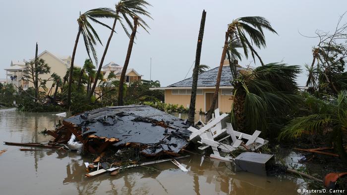 El huracÃ¡n volcÃ³ automÃ³viles y arrancÃ³ techos despuÃ©s de tocar tierra en las Bahamas. Muchos isleÃ±os han sido evacuados. 