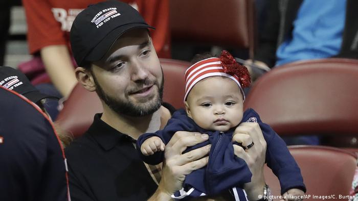 Ohanian and his daughter (picture-alliance/AP Images/C. Burton)