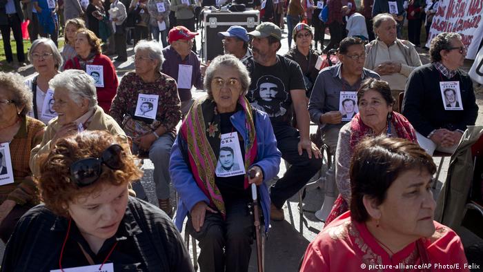 Marcha de protesta contra los crímenes de la dictadura de Augusto Pinochet en Chile.