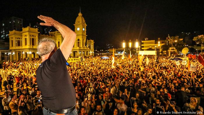 À noite, Lula discusa para milhares de pessoas. 
