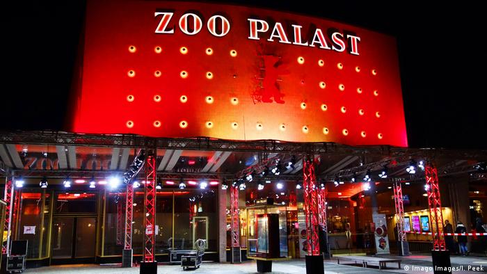 Fachada iluminada do cinema Zoo Palast, Berlim