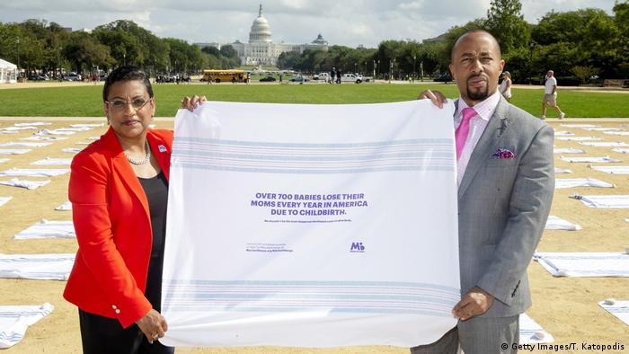 Aktivisten Stacey D Steward und Charles Johnson vor dem Kapitol in Washington D.C. (Getty Images/T. Katopodis)