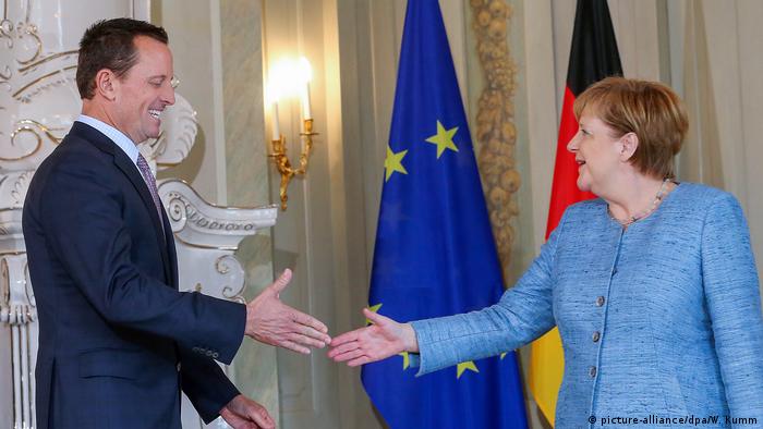 US-Botschafter Richard Grenell mit Merkel (picture-alliance/dpa/W. Kumm)