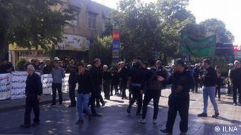 اعتراض کارگران کنتورسازی قزوین در مقابل دفتر امام جمعه