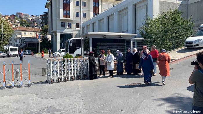 AKP İstanbul İl binası önündeki ailelerin eyleminden