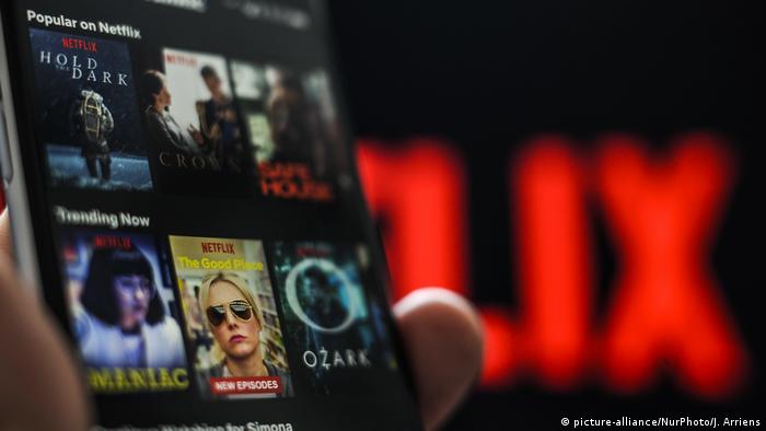 An image of a Netflix menu on a smartphone screen pictured (picture-alliance/NurPhoto/J. Arriens)