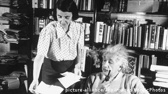 O Άλμπερτ Αϊστάιν στο γραφείο του το 1942