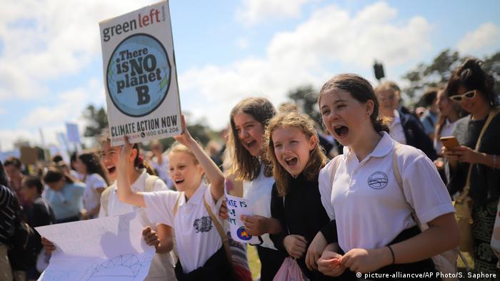 Девушки в Сиднее с плакатами в защиту климата