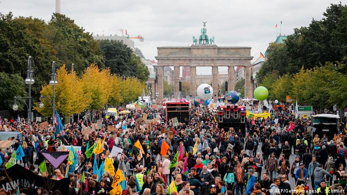 Berlin'deki iklim grevine organizatörlerin verilerine göre 270 bin kişi katıldı