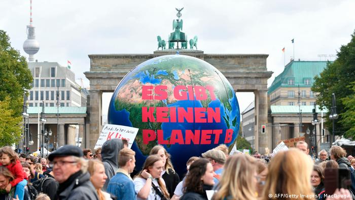 Manifestación en pro de la protección del clima frente a la Puerta de Brandeburgo.