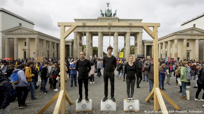 Deutschland FFF Protestag in Berlin (picture-alliance/AP Photo/M. Schreiber)