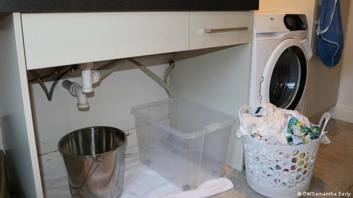 ¿Sabes cuánto material sintético cae por la tubería cuando se limpian los pañales en la lavadora? (DW/Samantha Early)