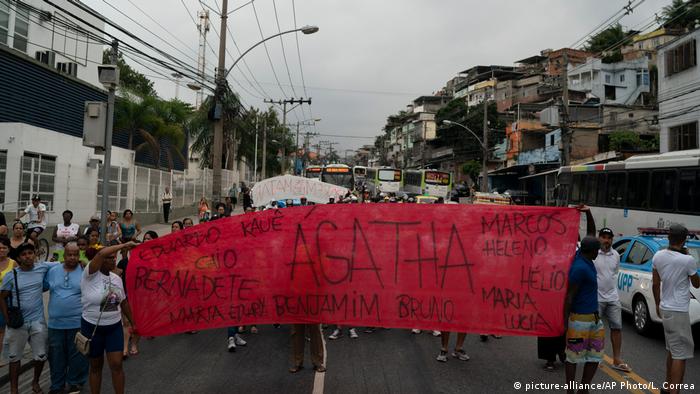 Manifestantes erguem faixa durante protesto após a morte de Ágatha Félix, no Rio