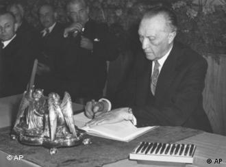Adenauer ao assinar a Lei Fundamental