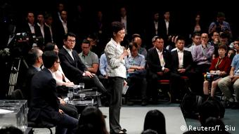 Hongkong | Carrie Lam w?hrend Gespr?chsrunde im Queen Elizabeth Stadium (Reuters/T. Siu)