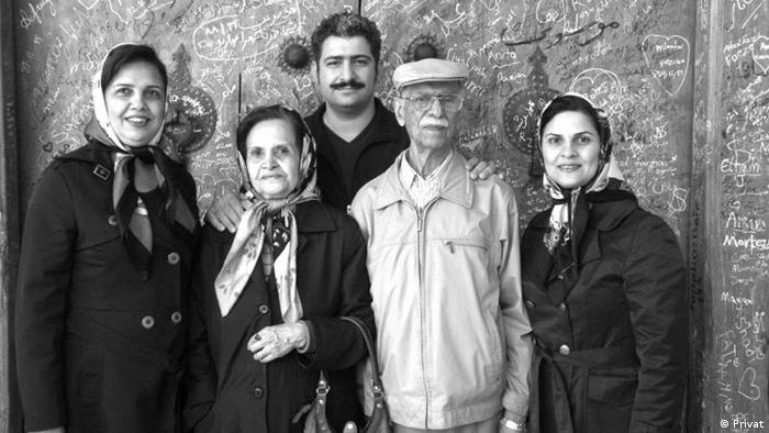 رضاقلی شهیدی، ناظم مدرسه باغچه‌بان به همراه همسرش مهین رئیس روحانی - شیدا، شبنم و شهرام فرزندان خانواده 