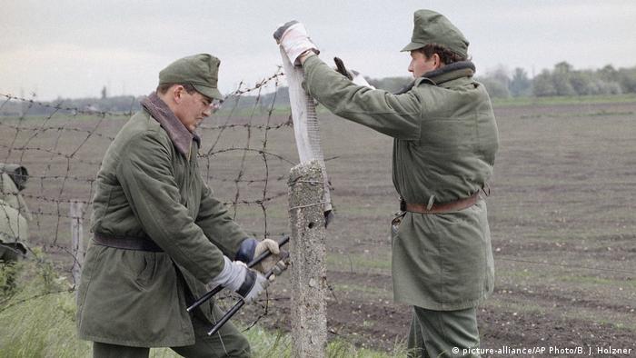 1989 рік: угорські солдати зносять паркан на кордоні з Австрією. Залізна завіса впала