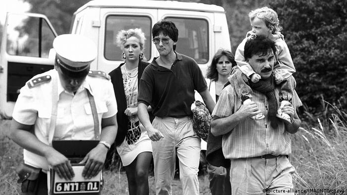 Bildergalerie - 30 Jahre Genscher in Prag | DRR-FlÃ¼chtlinge an der ungarisch-Ã¶sterreichischen Grenze 1989 (picture-alliance/IMAGNO/Votava)