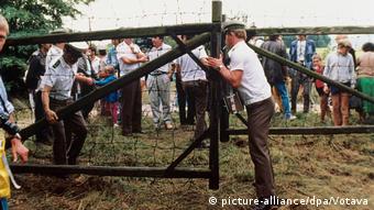 Αύγουστος 1989: Αυστριακοί αστυνομικοί ανοίγουν τα σύνορα, επιτρέποντας σε 500 Ανατολικογερμανούς να διαφύγουν στη Δύση