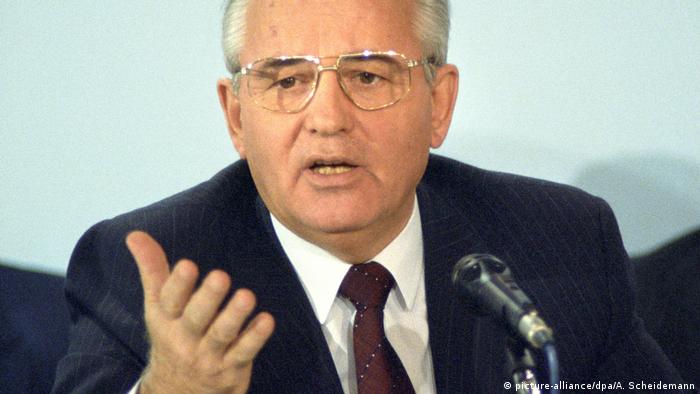Sovyet lider Gorbaçov'un Glasnost ve Perestroyka politikaları Soğuk Savaş'ın sonunu hazırladı.