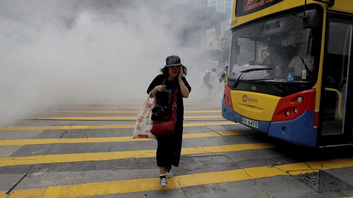 Hongkong Protest gegen China & Ausschreitungen | Tränengas