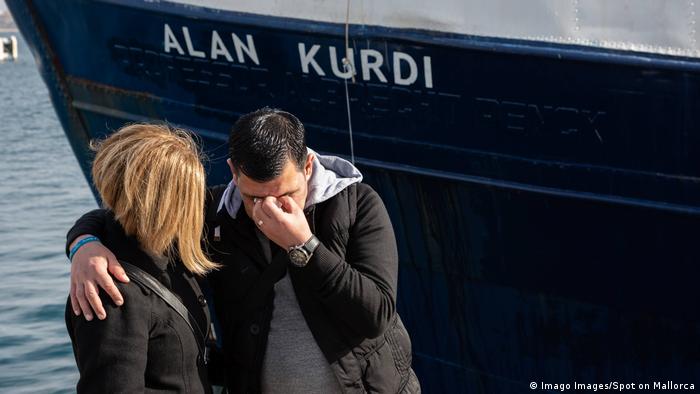 Abdulah i Tima Kurdi pred brodom za spašavanje izbjeglica koji je dobio ime po Alanu
