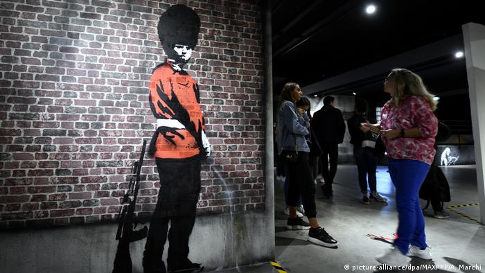 London guard painted on wall, shown urinating (picture-alliance/dpa/MAXPPP/A. Marchi)