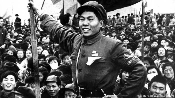 A member of the revolutionary Red Guards stands in front of a crowd 