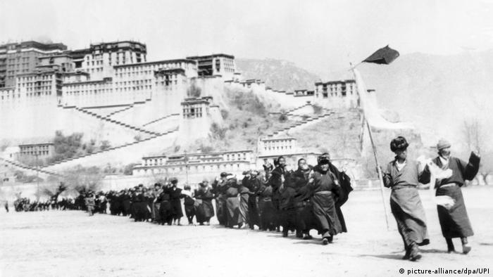 The Tibetans rise up against their Chinese rulers 
