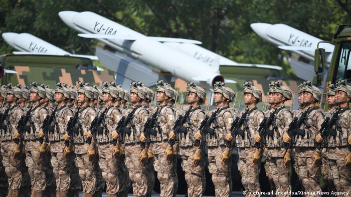 Soldiers stand for a military parade in Beijing (picture-alliance/dpa/Xinhua News Agency)