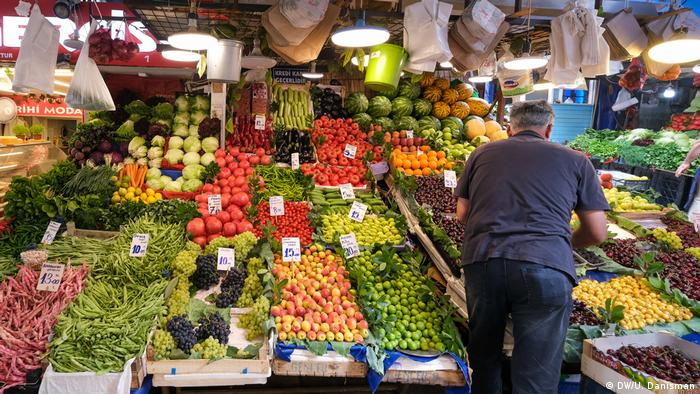 Плодове и зеленчуци на щанд в Турция