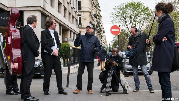 Film cresw on a street in Paris (Julia Baier)