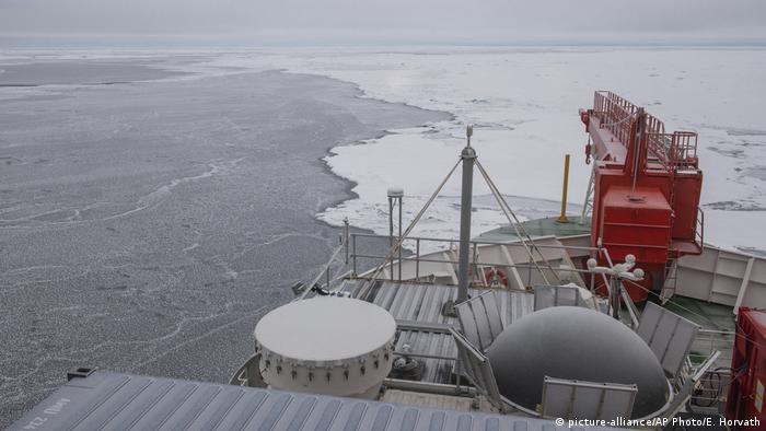 This image provided by the Alfred-Wegener-Institut shows the 'Polarstern' vessel as it arrives at a potential ice floe for the MOSAiC (Multidisciplinary drifting Observatory for the Study of Arctic Climate) in the Arctic Sea on Monday, Sept. 30, 2019. (picture-alliance/AP Photo/E. Horvath)