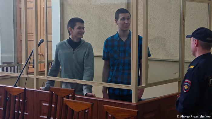 Ростовские активисты Ян Сидоров (слева) и Влад Мордасов в Ростовском областном суде, 4 октября 2019 года