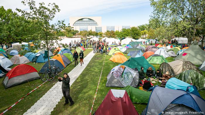 کمپ اعتراضی فعالان محیط زیست آلمان در برابر محل کار صدراعظم آلمان