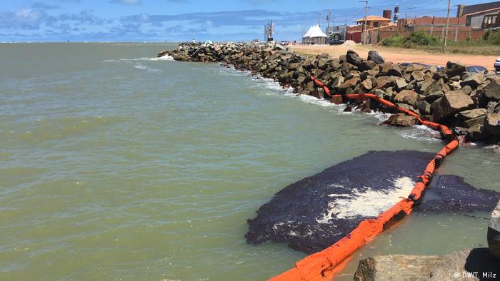 Mancha de óleo numa praia da Orla de Atalaia, em Aracaju, SE