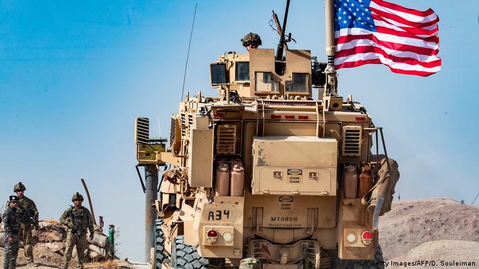 Syrien Raʾs al-ʿAin | Syrische Kurden und US Militärfahrzeug nahe der Grenze zur Türkei