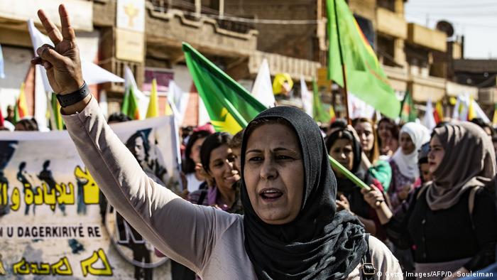 Syrien al-Hasaka | Demonstration von syrischen Kurden (Getty Images/AFP/D. Souleiman)